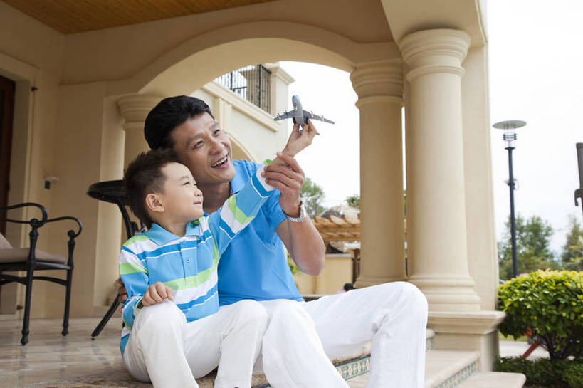 东方人,婴儿,儿童,中年人,两个人,父亲,儿子,客厅,坐,微笑,横图,彩色,室外,白天,正面,侧面,度假,时尚,幸福,纯洁,别墅,建筑,酒店,玩具,广州,中国,图片,走廊,飞机模型,玩,现代建筑,台阶,小孩,休闲,健康,温馨,父子,休闲服,活力,可爱,童趣,摄影,活泼,生活方式,亲近,亲情,宝宝,纯真,烂漫,无邪,乐观,伶俐,天真,男孩,男人,男性,中年男性,亚洲人,中国人,孩子,半身,爱,高兴,愉快,男生,奢华,bj174