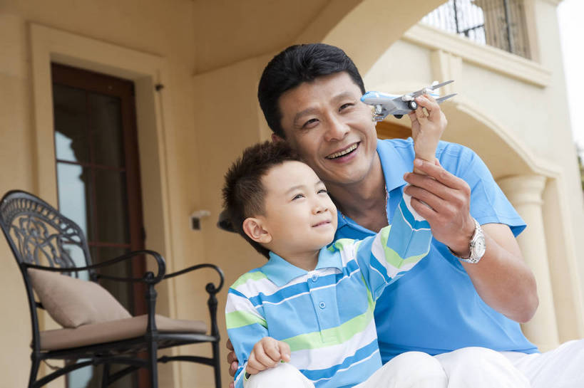 东方人,婴儿,儿童,中年人,两个人,父亲,儿子,客厅,坐,微笑,横图,彩色,室外,白天,正面,侧面,度假,时尚,幸福,纯洁,别墅,建筑,酒店,玩具,广州,中国,图片,走廊,飞机模型,玩,现代建筑,台阶,小孩,休闲,健康,温馨,父子,休闲服,活力,可爱,童趣,摄影,活泼,生活方式,亲近,亲情,宝宝,纯真,烂漫,无邪,乐观,伶俐,天真,男孩,男人,男性,中年男性,亚洲人,中国人,孩子,半身,爱,高兴,愉快,男生,奢华,bj174