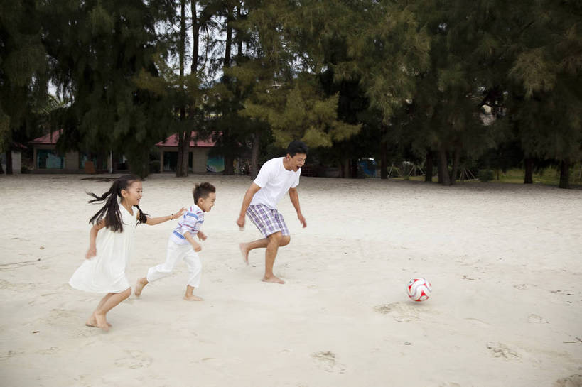 东方人,婴儿,儿童,中年人,三个人,家庭,站,跑,横图,彩色,室外,白天,侧面,度假,时尚,幸福,纯洁,足球,沙滩,广州,中国,图片,小孩,小女孩,自然,站着,休闲,健康,温馨,父女,父子,休闲服,活力,可爱,童趣,摄影,活泼,生活方式,海滨,亲情,宝宝,踢足球,纯真,烂漫,无邪,乐观,伶俐,天真,男孩,男人,男性,女孩,女人,女性,中年男性,亚洲人,中国人,孩子,海滩,站立,全身,爱,高兴,愉快,男生,bj174