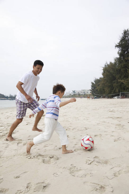 东方人,婴儿,儿童,中年人,两个人,家庭,跑,竖图,彩色,室外,白天,侧面,度假,时尚,幸福,纯洁,足球,沙滩,广州,中国,图片,小孩,自然,休闲,健康,温馨,父子,休闲服,活力,可爱,童趣,摄影,活泼,生活方式,海滨,亲情,宝宝,踢足球,纯真,烂漫,无邪,乐观,伶俐,天真,男孩,男人,男性,中年男性,亚洲人,中国人,孩子,海滩,全身,爱,高兴,愉快,男生,bj174