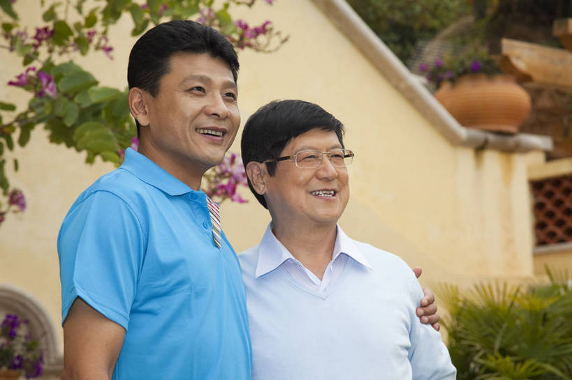 东方人,中年人,老年人,两个人,父亲,儿子,花园,站,微笑,横图,彩色,室外,白天,正面,侧面,度假,时尚,幸福,成功,别墅,建筑,酒店,广州,中国,图片,现代建筑,老人,并肩,休闲,健康,温馨,父子,休闲服,成熟,活力,自信,摄影,生活方式,亲情,精明,老年男性,男人,男性,中年男性,亚洲人,中国人,半身,爱,愉快,奢华,bj174