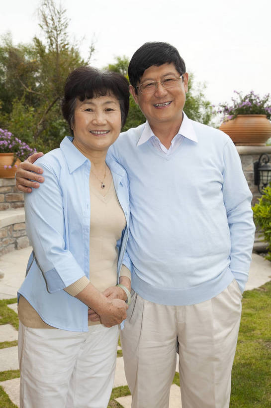 东方人,老年人,两个人,家庭,夫妻,花园,站,笑,竖图,彩色,室外,白天,侧面,爱情,度假,时尚,幸福,成功,别墅,建筑,酒店,广州,中国,图片,浪漫,现代建筑,老人,并肩,休闲,健康,温馨,休闲服,成熟,恩爱,活力,自信,恋人,摄影,生活方式,亲近,亲情,老年男性,老年女性,男人,男性,女人,女性,亚洲人,中国人,夫妇,情侣,半身,爱,愉快,伴侣,奢华,bj174