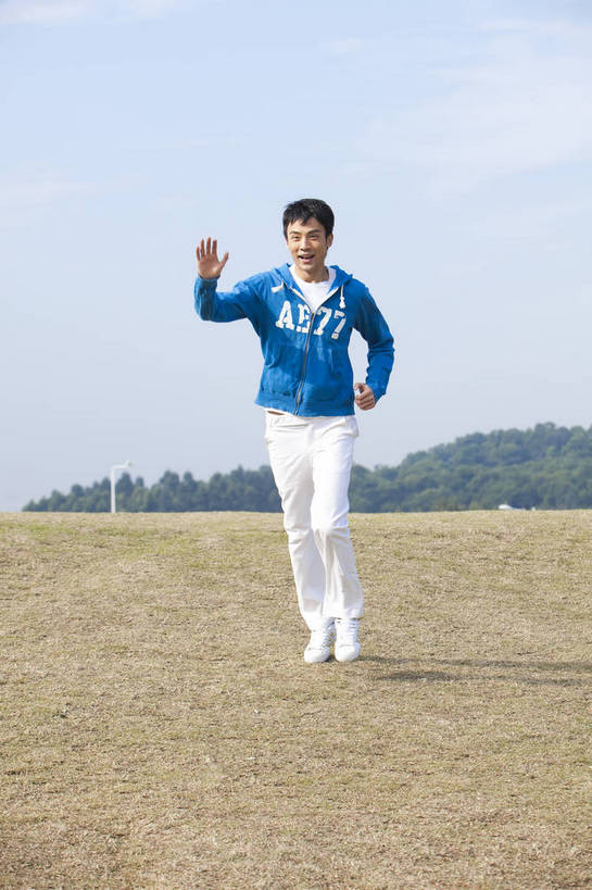 东方人,公园,跑,笑,竖图,彩色,室外,白天,正面,时尚,兴奋,成功,草地,广州,中国,仅一个人,图片,郊外,自然,休闲,健康,休闲服,活力,自信,摄影,生活方式,青春,男人,男性,年轻男性,亚洲人,中国人,年轻人,全身,愉快,bj174