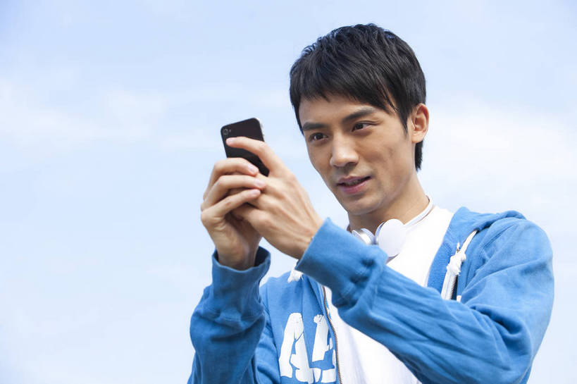 东方人,公园,站,打电话,微笑,横图,彩色,室外,白天,侧面,时尚,成功,湖,手机,广州,中国,仅一个人,图片,郊外,自然,休闲,健康,休闲服,活力,自信,摄影,生活方式,青春,男人,男性,年轻男性,亚洲人,中国人,年轻人,半身,愉快,bj174