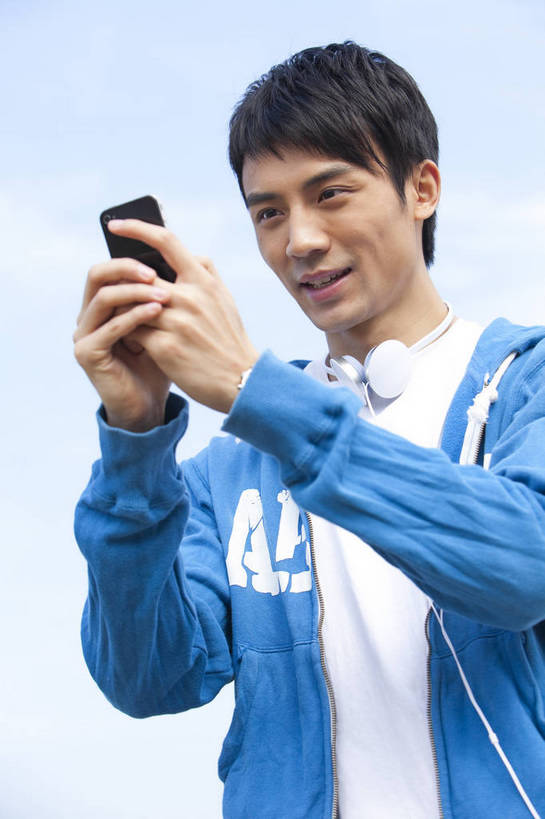 东方人,公园,站,打电话,微笑,竖图,彩色,室外,白天,侧面,时尚,成功,湖,手机,广州,中国,仅一个人,图片,郊外,自然,休闲,健康,休闲服,活力,自信,摄影,生活方式,青春,男人,男性,年轻男性,亚洲人,中国人,年轻人,半身,愉快,bj174