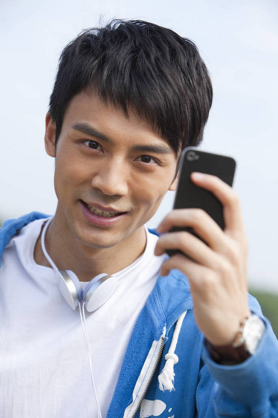 东方人,公园,站,打电话,微笑,竖图,彩色,室外,白天,正面,时尚,成功,湖,手机,广州,中国,仅一个人,图片,郊外,自然,休闲,健康,休闲服,活力,自信,摄影,生活方式,青春,男人,男性,年轻男性,亚洲人,中国人,年轻人,半身,愉快,bj174