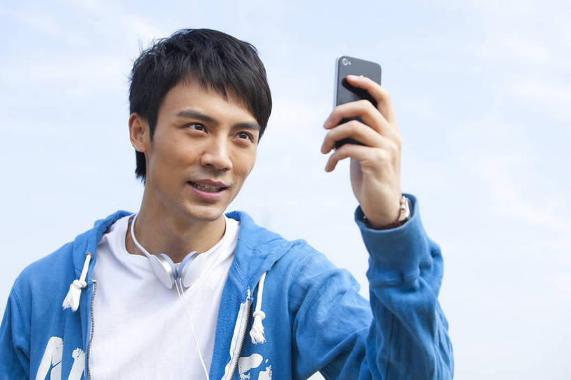 东方人,公园,站,打电话,微笑,横图,彩色,室外,白天,正面,时尚,成功,湖,手机,广州,中国,仅一个人,图片,郊外,自然,休闲,健康,休闲服,活力,自信,摄影,生活方式,青春,男人,男性,年轻男性,亚洲人,中国人,年轻人,半身,愉快,bj174