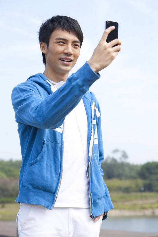 东方人,公园,站,打电话,微笑,竖图,彩色,室外,白天,侧面,时尚,成功,湖,手机,广州,中国,仅一个人,图片,郊外,自然,休闲,健康,休闲服,活力,自信,摄影,生活方式,青春,男人,男性,年轻男性,亚洲人,中国人,年轻人,半身,愉快,bj174