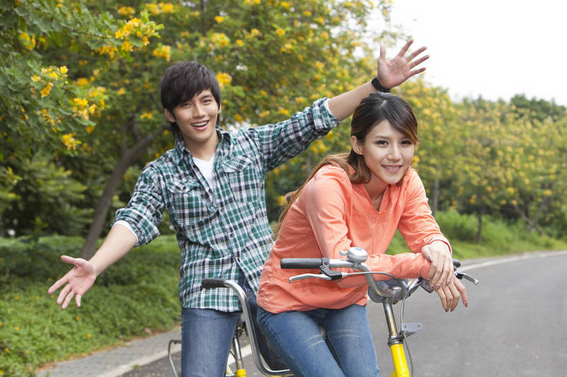 东方人,两个人,学生,笑,横图,彩色,室外,白天,正面,侧面,爱情,时尚,兴奋,树林,自行车,广州,中国,图片,美丽,校园,自然,郊游,骑车,休闲,健康,休闲服,活力,可爱,亲密,自信,摄影,生活方式,青春,优雅,男人,男性,年轻男性,年轻女性,女人,女性,亚洲人,中国人,年轻人,情侣,大学生,马路,半身,愉快,bj174