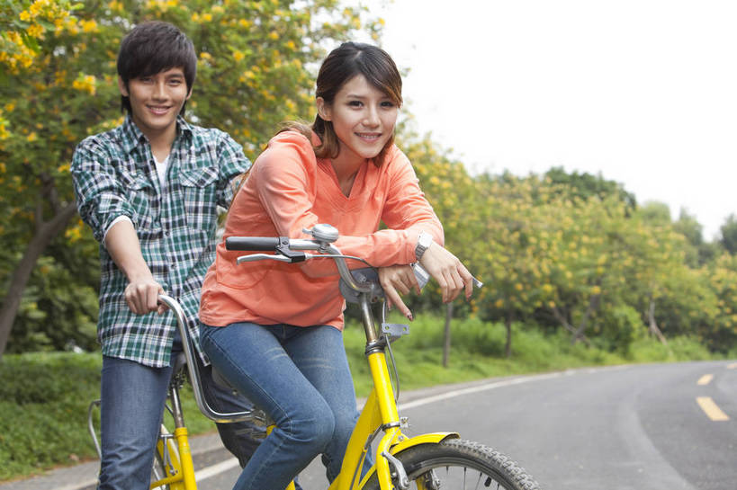 东方人,两个人,学生,笑,横图,彩色,室外,白天,正面,侧面,爱情,时尚,兴奋,树林,自行车,广州,中国,图片,美丽,校园,自然,郊游,骑车,休闲,健康,休闲服,活力,可爱,亲密,自信,摄影,生活方式,青春,优雅,男人,男性,年轻男性,年轻女性,女人,女性,亚洲人,中国人,年轻人,情侣,大学生,马路,半身,愉快,bj174