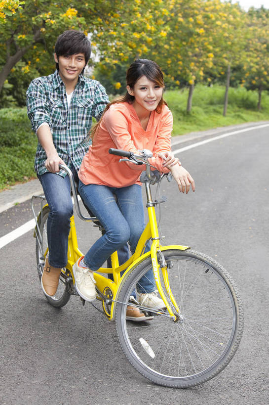 东方人,两个人,学生,笑,竖图,彩色,室外,白天,正面,侧面,爱情,时尚,兴奋,树林,自行车,广州,中国,图片,美丽,校园,自然,郊游,骑车,休闲,健康,休闲服,活力,可爱,亲密,自信,摄影,生活方式,青春,优雅,男人,男性,年轻男性,年轻女性,女人,女性,亚洲人,中国人,年轻人,情侣,大学生,马路,全身,愉快,bj174