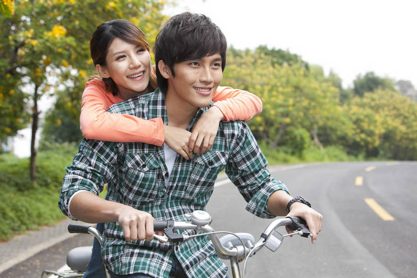 东方人,两个人,学生,笑,横图,彩色,室外,白天,正面,爱情,时尚,兴奋,树林,自行车,广州,中国,图片,美丽,校园,自然,郊游,骑车,休闲,健康,休闲服,活力,可爱,亲密,自信,摄影,生活方式,青春,优雅,男人,男性,年轻男性,年轻女性,女人,女性,亚洲人,中国人,年轻人,情侣,大学生,马路,半身,愉快,bj174