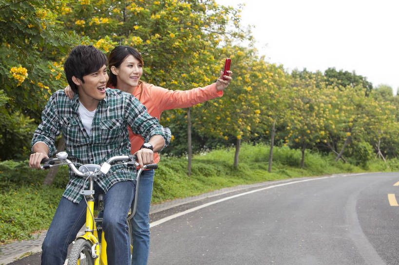 东方人,两个人,学生,笑,横图,彩色,室外,白天,正面,爱情,时尚,兴奋,树林,自行车,手机,广州,中国,图片,美丽,校园,拍照,自然,郊游,骑车,休闲,健康,休闲服,活力,可爱,亲密,自信,摄影,生活方式,青春,优雅,男人,男性,年轻男性,年轻女性,女人,女性,亚洲人,中国人,年轻人,情侣,大学生,马路,半身,愉快,bj174