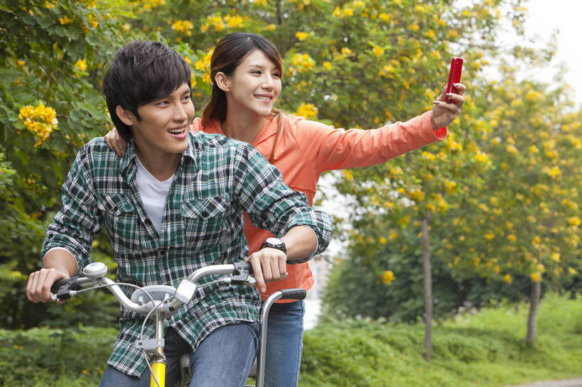 东方人,两个人,学生,笑,横图,彩色,室外,白天,正面,侧面,爱情,时尚,兴奋,树林,自行车,手机,广州,中国,图片,美丽,校园,拍照,自然,郊游,骑车,休闲,健康,休闲服,活力,可爱,亲密,自信,摄影,生活方式,青春,优雅,男人,男性,年轻男性,年轻女性,女人,女性,亚洲人,中国人,年轻人,情侣,大学生,马路,半身,愉快,bj174