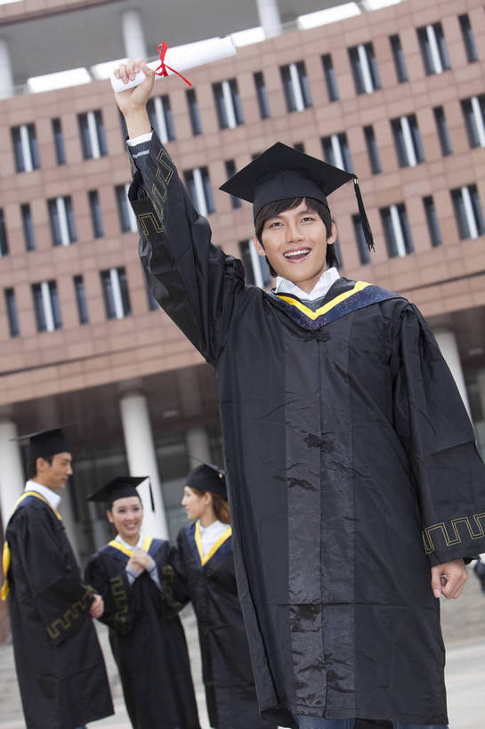 东方人,中年人,伙伴,学生,教学楼,操场,广场,站,微笑,竖图,彩色,室外,白天,正面,侧面,时尚,友谊,合作,团队,建筑,广州,中国,图片,许多人,美丽,现代建筑,校园,一群人,休闲,活力,可爱,自信,摄影,生活方式,青春,优雅,毕业,同伴,学士服,奖状,典礼,团结,友情,男人,男性,年轻男性,年轻女性,女人,女性,中国人,年轻人,大学生,举起,半身,愉快,大学,bj174