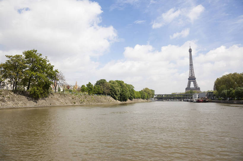 横图,彩色,室外,白天,旅游,度假,名胜古迹,标志建筑,城市,地标,建筑,法国,巴黎,遗迹,图片,景观,建筑群,铁塔,桥,埃菲尔铁塔,古典,古迹,文物,娱乐,建设,古建筑,游船,地标建筑,享受,休闲,旅游胜地,放松,摄影,文明,塞纳河,古文明,世界文化遗产,河,旅行,传统文化,bj174