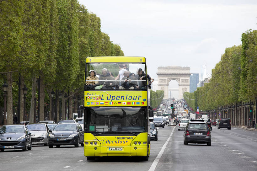 横图,彩色,室外,白天,旅游,度假,名胜古迹,标志建筑,城市,地标,建筑,街道,法国,巴黎,遗迹,图片,景观,建筑群,公交车,古典,古迹,文物,娱乐,建设,古建筑,地标建筑,享受,休闲,旅游胜地,放松,摄影,文明,古文明,世界文化遗产,拉德芳斯,香榭丽舍大街,新凯旋门,旅行,传统文化,bj174