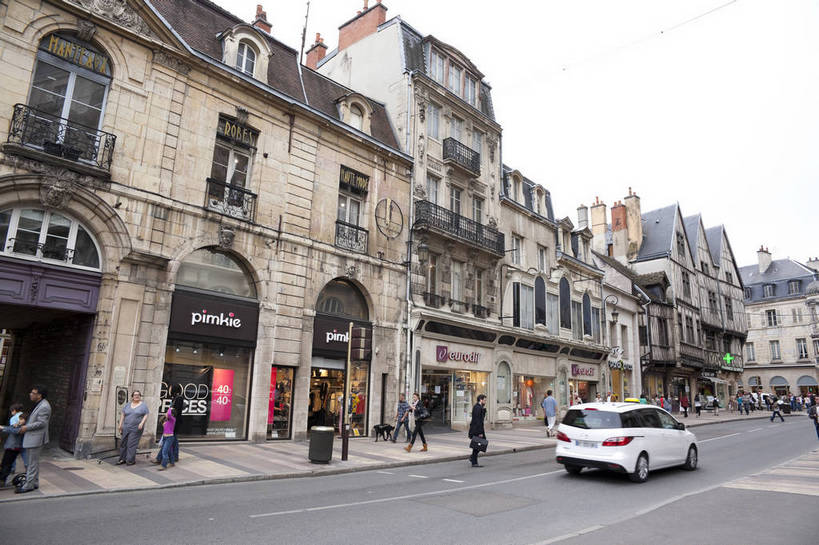 横图,彩色,室外,白天,旅游,度假,美景,名胜古迹,标志建筑,城市,道路,地标,建筑,街道,路,公路,法国,游客,遗迹,图片,景观,城镇,建筑群,交通,古典,古迹,文物,娱乐,建设,古建筑,地标建筑,享受,休闲,旅游胜地,景色,放松,摄影,文明,古文明,世界文化遗产,第戎,马路,旅行,传统文化,bj174