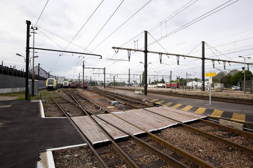 火车站,横图,彩色,室外,白天,旅游,美景,城市,道路,建筑,街道,路,铁路,公路,火车,车站,法国,图片,景观,城镇,轨道交通,交通,铁轨,景色,摄影,公共设施,文明,第戎,马路,旅行,bj174