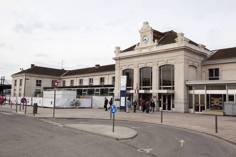 火车站,横图,彩色,室外,白天,旅游,美景,城市,道路,建筑,街道,路,公路,车站,法国,图片,景观,城镇,交通,景色,摄影,公共设施,文明,第戎,马路,旅行,bj174