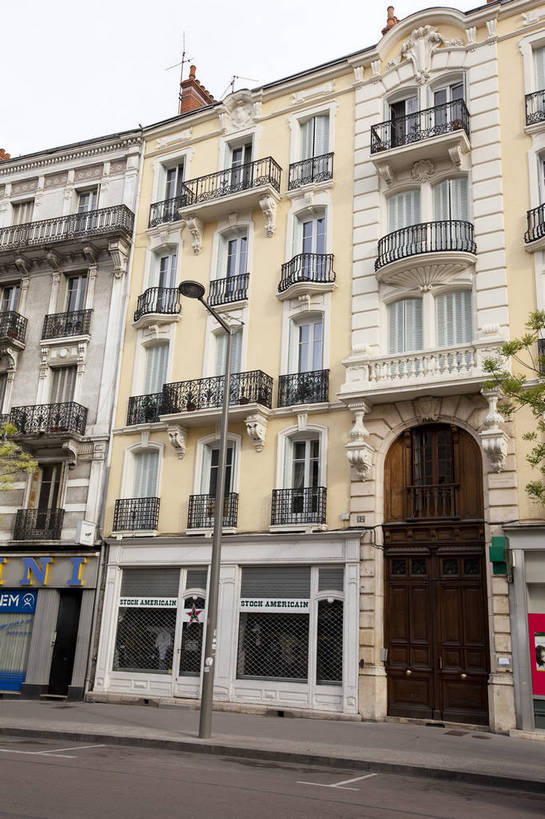 商店,竖图,彩色,室外,白天,旅游,美景,城市,橱窗,道路,建筑,街道,路,公路,法国,图片,景观,城镇,交通,景色,竖,摄影,公共设施,文明,第戎,马路,旅行,bj174