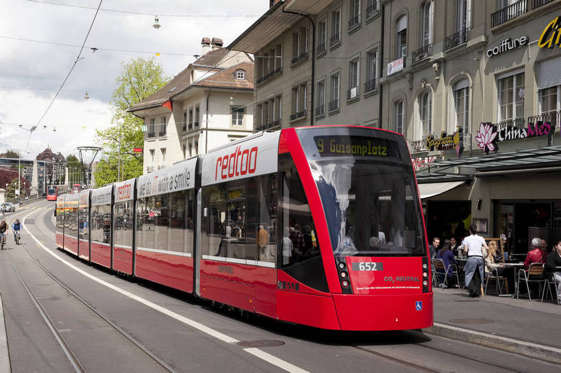 横图,彩色,室外,白天,旅游,度假,美景,名胜古迹,标志建筑,城市,道路,地标,建筑,街道,路,公路,瑞士,遗迹,图片,景观,城镇,建筑群,交通,首都,古典,古迹,文物,娱乐,建设,古建筑,伯尔尼,地标建筑,享受,休闲,旅游胜地,景色,放松,摄影,有轨电车,文明,古文明,世界文化遗产,马路,旅行,传统文化,bj174