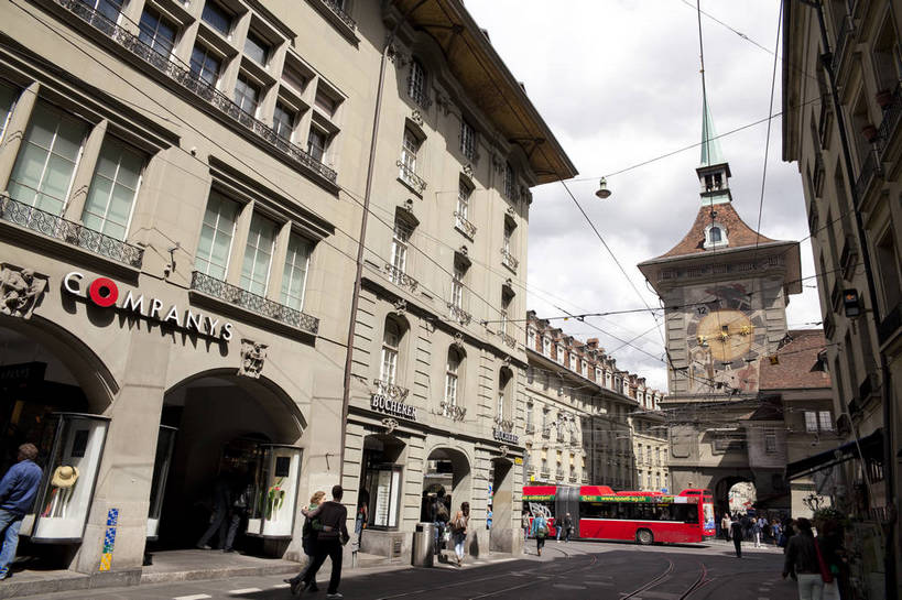 教堂,横图,彩色,室外,白天,旅游,度假,美景,名胜古迹,标志建筑,城市,道路,地标,建筑,街道,路,公路,国旗,瑞士,遗迹,图片,景观,城镇,建筑群,交通,首都,古典,古迹,文物,娱乐,建设,古建筑,伯尔尼,地标建筑,享受,休闲,旅游胜地,景色,放松,摄影,有轨电车,文明,古文明,世界文化遗产,钟,马路,旅行,传统文化,bj174