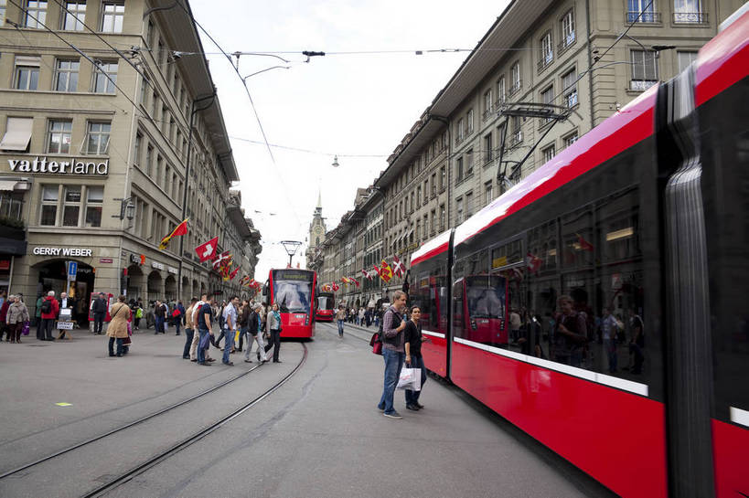 横图,彩色,室外,白天,旅游,度假,美景,名胜古迹,标志建筑,步行街,城市,道路,地标,建筑,街道,路,公路,国旗,瑞士,游客,遗迹,图片,景观,城镇,建筑群,交通,首都,古典,古迹,文物,娱乐,建设,古建筑,伯尔尼,地标建筑,享受,休闲,旅游胜地,景色,放松,摄影,有轨电车,文明,古文明,世界文化遗产,马路,旅行,传统文化,bj174