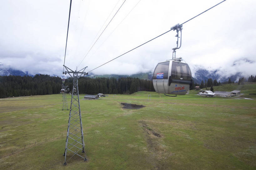 横图,彩色,室外,白天,旅游,度假,草地,美景,名胜古迹,森林,山,山脉,雪山,标志建筑,地标,建筑,瑞士,欧洲,遗迹,图片,山峰,古迹,文物,娱乐,建设,古建筑,缆车,天空,自然,享受,休闲,滑雪场,旅游胜地,放松,摄影,风光,度假村,古文明,中欧,瑞士联邦,旅行,上瓦尔登州,铁力士峰,铁力士雪山,bj174