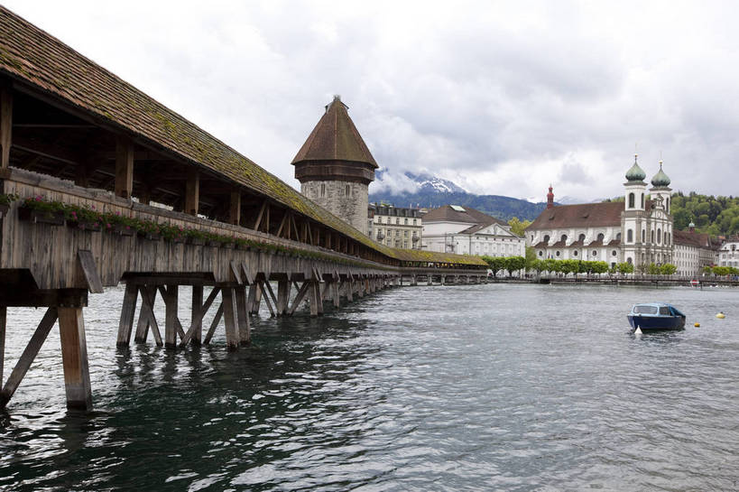 横图,彩色,室外,白天,旅游,度假,湖,名胜古迹,田园,标志建筑,地标,建筑,瑞士,欧洲,遗迹,图片,城堡,建筑群,古典,古迹,文物,娱乐,建设,古建筑,卢塞恩湖,地标建筑,庄园,享受,休闲,旅游胜地,放松,摄影,文明,脚踏船,古文明,中欧,廊桥,世界文化遗产,卢塞恩,瑞士联邦,琉森州,卢塞恩州,琉森,蜈蚣桥,教堂桥,卡贝尔桥,卡佩尔桥,虹桥,旅行,传统文化,卡佩尔廊桥,bj174