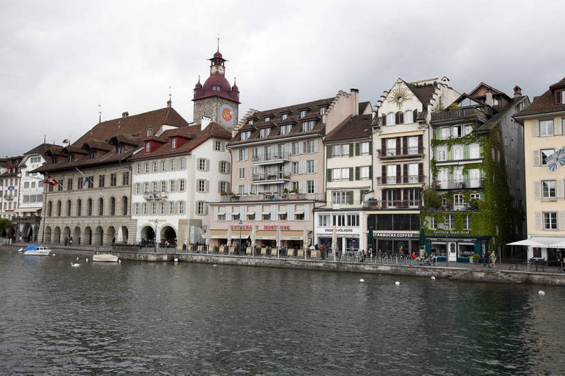 横图,彩色,室外,白天,旅游,度假,湖,名胜古迹,标志建筑,地标,建筑,天鹅,瑞士,欧洲,游客,遗迹,图片,城堡,城镇,建筑群,古典,古迹,文物,娱乐,建设,古建筑,卢塞恩湖,地标建筑,享受,休闲,旅游胜地,放松,摄影,水城,文明,古文明,中欧,廊桥,世界文化遗产,卢塞恩,瑞士联邦,琉森州,卢塞恩州,琉森,蜈蚣桥,教堂桥,卡贝尔桥,卡佩尔桥,虹桥,白天鹅,旅行,传统文化,卡佩尔廊桥,bj174