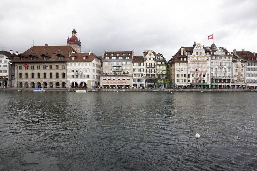 横图,彩色,室外,白天,旅游,度假,湖,名胜古迹,标志建筑,地标,建筑,天鹅,瑞士,欧洲,遗迹,图片,城堡,城镇,建筑群,古典,古迹,文物,娱乐,建设,古建筑,卢塞恩湖,地标建筑,享受,休闲,旅游胜地,放松,摄影,水城,文明,古文明,中欧,廊桥,世界文化遗产,卢塞恩,瑞士联邦,琉森州,卢塞恩州,琉森,蜈蚣桥,教堂桥,卡贝尔桥,卡佩尔桥,虹桥,白天鹅,旅行,传统文化,卡佩尔廊桥,bj174