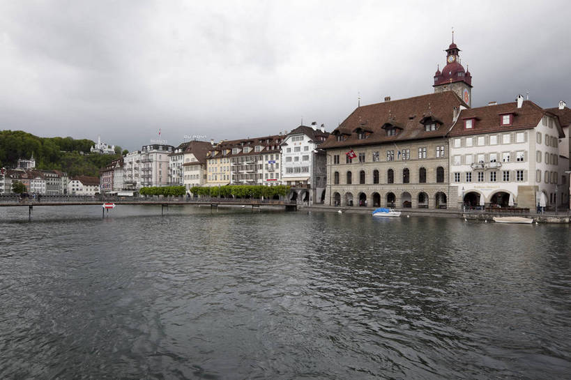 横图,彩色,室外,白天,旅游,度假,湖,名胜古迹,标志建筑,地标,建筑,天鹅,瑞士,欧洲,遗迹,图片,城堡,城镇,建筑群,古典,古迹,文物,娱乐,建设,古建筑,卢塞恩湖,地标建筑,享受,休闲,旅游胜地,放松,摄影,水城,文明,古文明,中欧,廊桥,世界文化遗产,卢塞恩,瑞士联邦,琉森州,卢塞恩州,琉森,蜈蚣桥,教堂桥,卡贝尔桥,卡佩尔桥,虹桥,白天鹅,旅行,传统文化,卡佩尔廊桥,bj174