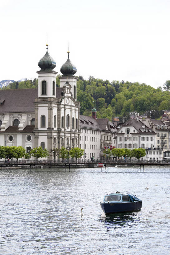 竖图,彩色,室外,白天,旅游,度假,湖,名胜古迹,标志建筑,地标,建筑,天鹅,瑞士,欧洲,遗迹,图片,城堡,城镇,建筑群,古典,古迹,文物,娱乐,建设,古建筑,卢塞恩湖,地标建筑,享受,休闲,旅游胜地,放松,竖,摄影,水城,文明,古文明,中欧,廊桥,世界文化遗产,卢塞恩,瑞士联邦,琉森州,卢塞恩州,琉森,蜈蚣桥,教堂桥,卡贝尔桥,卡佩尔桥,虹桥,白天鹅,旅行,传统文化,卡佩尔廊桥,bj174