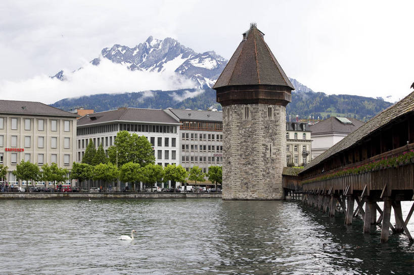 横图,彩色,室外,白天,旅游,度假,湖,名胜古迹,标志建筑,地标,建筑,天鹅,瑞士,欧洲,遗迹,图片,城堡,城镇,建筑群,古典,古迹,文物,娱乐,建设,古建筑,卢塞恩湖,地标建筑,享受,休闲,旅游胜地,放松,摄影,水城,文明,古文明,中欧,廊桥,世界文化遗产,卢塞恩,瑞士联邦,琉森州,卢塞恩州,琉森,蜈蚣桥,教堂桥,卡贝尔桥,卡佩尔桥,虹桥,白天鹅,旅行,传统文化,卡佩尔廊桥,bj174