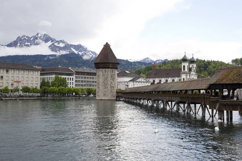 横图,彩色,室外,白天,旅游,度假,湖,名胜古迹,标志建筑,地标,建筑,天鹅,瑞士,欧洲,遗迹,图片,城堡,城镇,建筑群,古典,古迹,文物,娱乐,建设,古建筑,卢塞恩湖,地标建筑,享受,休闲,旅游胜地,放松,摄影,水城,文明,古文明,中欧,廊桥,世界文化遗产,卢塞恩,瑞士联邦,琉森州,卢塞恩州,琉森,蜈蚣桥,教堂桥,卡贝尔桥,卡佩尔桥,虹桥,白天鹅,旅行,传统文化,卡佩尔廊桥,bj174