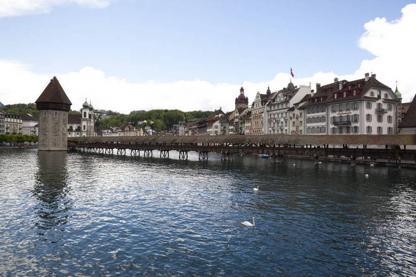 横图,彩色,室外,白天,旅游,度假,湖,名胜古迹,标志建筑,地标,建筑,天鹅,瑞士,欧洲,遗迹,图片,城堡,城镇,建筑群,古典,古迹,文物,娱乐,建设,古建筑,卢塞恩湖,地标建筑,享受,休闲,旅游胜地,放松,摄影,水城,文明,古文明,中欧,廊桥,世界文化遗产,卢塞恩,瑞士联邦,琉森州,卢塞恩州,琉森,蜈蚣桥,教堂桥,卡贝尔桥,卡佩尔桥,虹桥,白天鹅,旅行,传统文化,卡佩尔廊桥,bj174