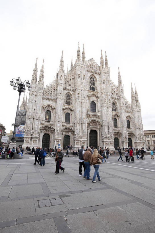 广场,竖图,彩色,室外,白天,旅游,度假,名胜古迹,标志建筑,地标,建筑,意大利,德国,欧洲,游客,遗迹,图片,建筑群,古典,古迹,文物,娱乐,建设,古建筑,地标建筑,享受,休闲,旅游胜地,放松,竖,摄影,哥特式,西欧,文明,古文明,多莫大教堂,米兰,世界文化遗产,德意志联邦共和国,首府,科隆,北威州,北莱茵.威斯特法伦州,米兰主教教堂,旅行,大教堂,科隆行政区,传统文化,多姆大教堂,bj174