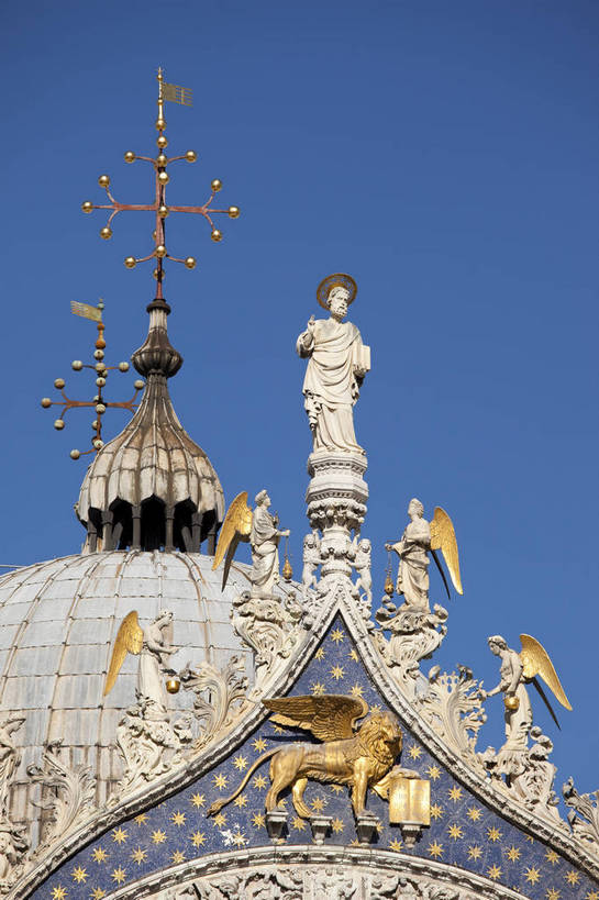 广场,教堂,竖图,彩色,室外,特写,白天,旅游,度假,名胜古迹,标志建筑,地标,建筑,意大利,威尼斯,天使,遗迹,雕像,图片,建筑群,钟楼,古典,古迹,文物,娱乐,建设,古建筑,圆顶,地标建筑,享受,休闲,旅游胜地,放松,竖,摄影,文明,古文明,哥特式建筑,世界文化遗产,圣马可广场,神父,旅行,传统文化,bj174