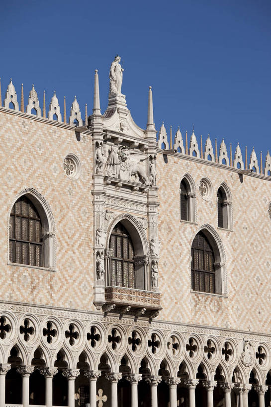 广场,教堂,竖图,彩色,室外,特写,白天,旅游,度假,名胜古迹,标志建筑,地标,建筑,意大利,威尼斯,天使,遗迹,雕像,图片,建筑群,钟楼,古典,古迹,文物,娱乐,建设,古建筑,圆顶,地标建筑,享受,休闲,旅游胜地,放松,竖,摄影,文明,古文明,哥特式建筑,世界文化遗产,圣马可广场,神父,旅行,传统文化,bj174