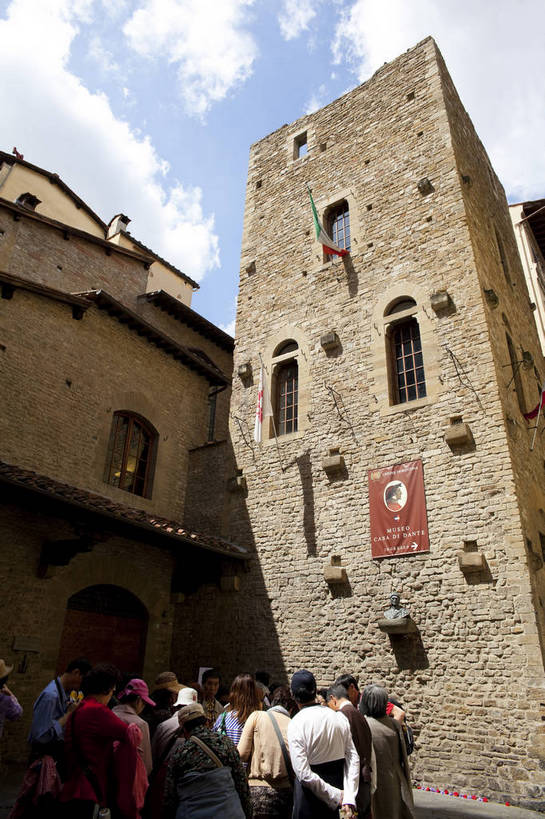 竖图,彩色,室外,白天,旅游,度假,名胜古迹,标志建筑,地标,建筑,意大利,佛罗伦萨,欧洲,游客,遗迹,雕像,塑像,图片,墙,建筑群,古典,古迹,文物,娱乐,建设,古建筑,地标建筑,享受,休闲,旅游胜地,放松,竖,摄影,纪念,托斯卡纳,南欧,文明,古文明,世界文化遗产,意大利共和国,首府,百花之城,翡冷翠,托斯卡纳大区,但丁,旅行,传统文化,佛罗伦斯,佛罗伦斯省,但丁故居,bj174