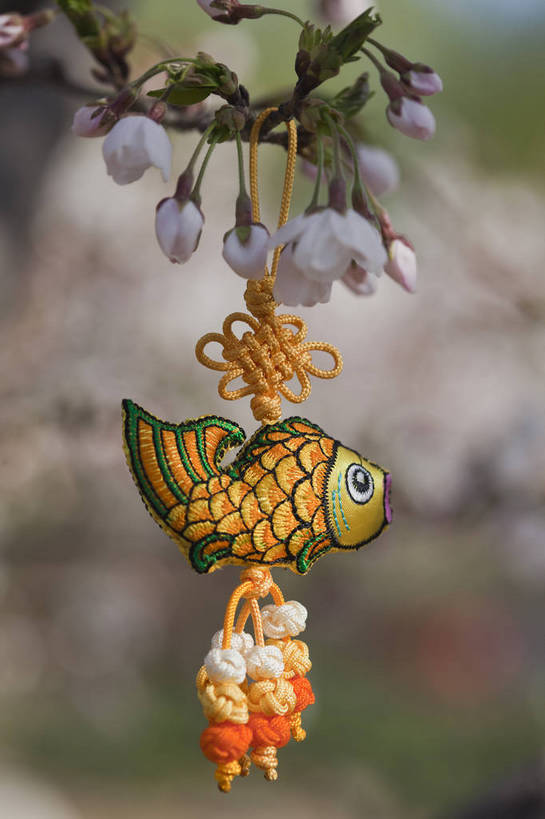 公园,竖图,彩色,室外,特写,白天,背景,旅游,度假,名胜古迹,标志建筑,地标,建筑,刺绣,北京,中国,悬挂,遗迹,鱼,图片,古迹,文物,娱乐,建设,古建筑,花卉,自然,中国结,享受,休闲,香包,旅游胜地,放松,竖,摄影,风光,古文明,旅行,玉渊潭公园,bj174