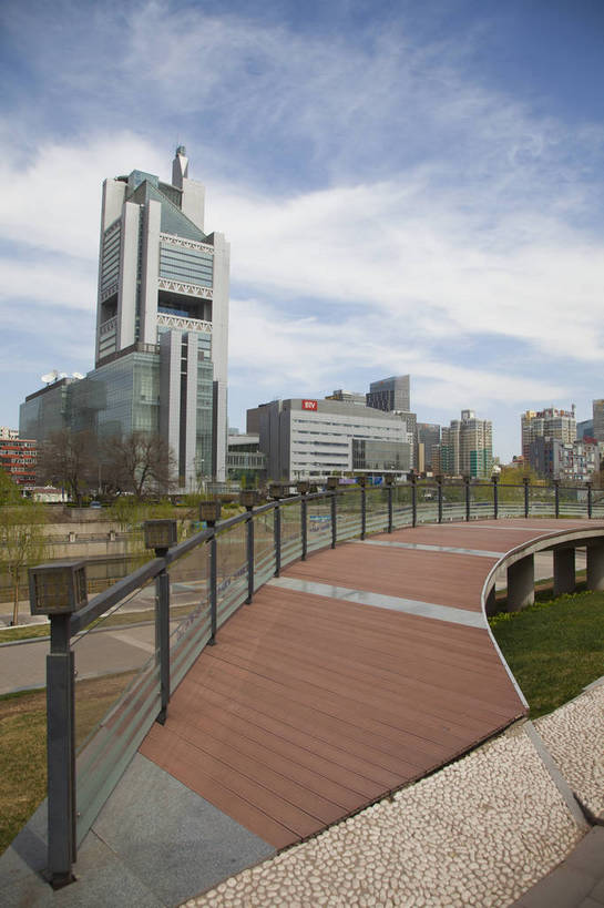 无人,公园,广场,竖图,彩色,室外,白天,旅游,商务,美景,道路,建筑,街道,路,公路,北京,中国,亚洲,图片,河岸,景观,桥,交通,首都,辉煌,现代建筑,旅游胜地,商务楼,景色,竖,金融,摄影,经济,河堤,文明,中国文化,贸易,东亚,发展,中华人民共和国,北京市,京,北平,华北地区,朝阳区,通州区,繁荣,河,马路,旅行,商业,北京CBD,北京商务中心区,中国北京大北窑,庆丰公园,建外SOHO,通惠河,bj174