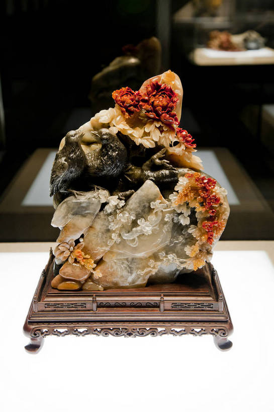 无人,博物馆,竖图,彩色,室内,白天,旅游,石头,建筑,雕塑,北京,中国,艺术,装饰,雕刻,雕像,矿石,石子,图片,艺术品,辉煌,文物,现代建筑,石雕,石刻,国家博物馆,工艺品,竖,摄影,经济,古董,纪念,展览,美术,文明,矿物,中国文化,主题,陈列,发展,东城区,中国国家博物馆,功能,美学,繁荣,寿山石,石块,岩石,昌化石,青田石,叶蜡石,硅酸盐矿物,bj174