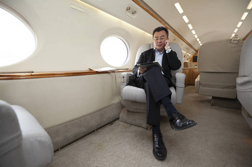 东方人,中年人,一个人,商务人士,商务男性,坐,横图,彩色,室内,白天,正面,衬衫,西装,商务,时尚,成功,飞机,报纸,北京,中国,套装,正装,图片,交通,航空,现代,交通工具,职业,机舱,成熟,自信,运输,摄影,青春,老板,客机,载具,商务装,工薪阶层,平板电脑,精明,上网,男人,男性,年轻男性,中年男性,亚洲人,中国人,年轻人,白领,上班族,全身,衬衣,愉快,私人飞机,bj174