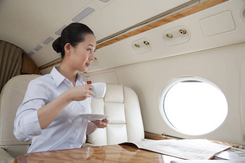东方人,商务人士,商务女性,坐,横图,彩色,室内,白天,侧面,衬衫,商务,时尚,飞机,报纸,北京,中国,仅一个人,套装,正装,图片,交通,航空,现代,喝茶,交通工具,职业,机舱,成熟,美女,自信,运输,摄影,读报,青春,优雅,客机,载具,商务装,工薪阶层,精明,年轻女性,女人,女性,亚洲人,中国人,年轻人,白领,上班族,茶杯,半身,愉快,私人飞机,bj174