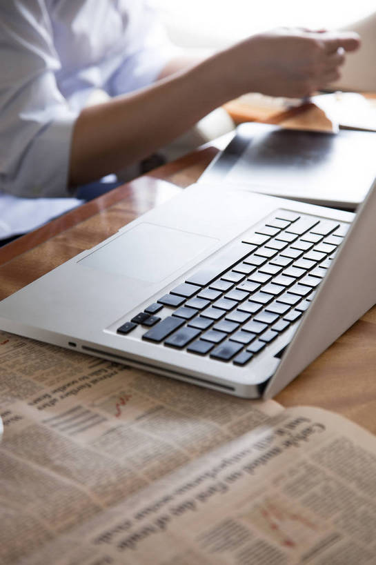 手,竖图,彩色,室内,特写,白天,侧面,衬衫,商务,时尚,笔记本电脑,飞机,静物,报纸,北京,中国,局部,正装,图片,办公用品,交通,航空,现代,喝茶,交通工具,职业,机舱,运输,摄影,客机,载具,平板电脑,上网,半身,私人飞机,bj174