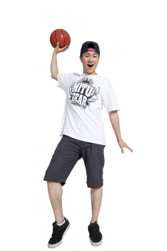 东方人,竖图,彩色,室内,白天,正面,时尚,跳舞,热情,运动,篮球,北京,中国,仅一个人,运球,图片,街头,玩,休闲装,健康,个性,活力,激情,平衡,竖,摄影,技巧,青春,街舞,酷,嘻哈,弹性,动感,技能,男人,男性,年轻男性,亚洲人,中国人,年轻人,全身,影棚拍摄,愉快,舞蹈,bj174