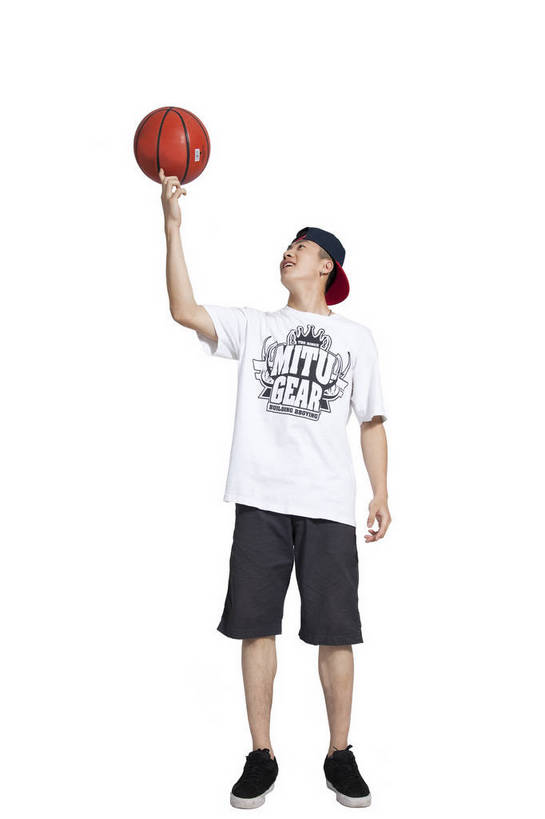 东方人,竖图,彩色,室内,白天,正面,时尚,跳舞,热情,运动,篮球,北京,中国,仅一个人,运球,图片,街头,玩,休闲装,健康,个性,活力,激情,平衡,竖,摄影,技巧,青春,街舞,酷,嘻哈,弹性,动感,技能,男人,男性,年轻男性,亚洲人,中国人,年轻人,全身,影棚拍摄,愉快,舞蹈,bj174