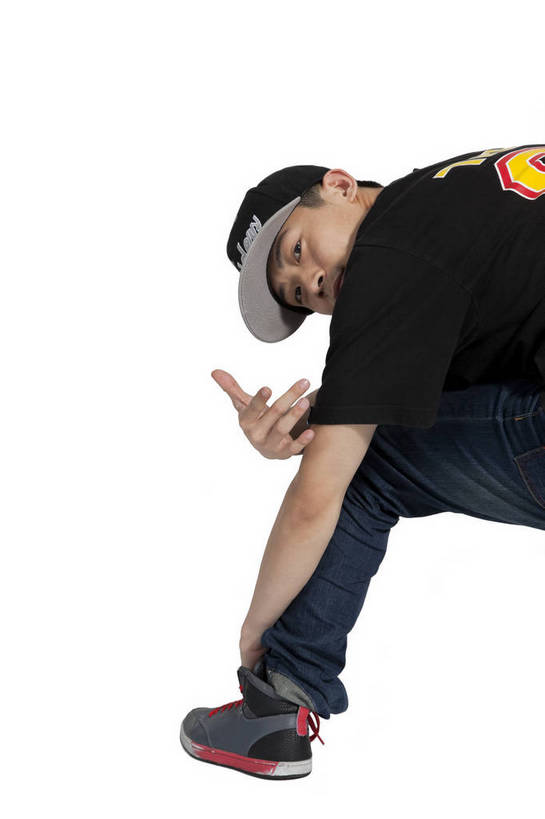 东方人,蹲,竖图,彩色,室内,白天,时尚,跳舞,热情,北京,中国,仅一个人,图片,街头,休闲装,背面,招手,健康,背影,个性,活力,激情,平衡,竖,摄影,技巧,青春,街舞,酷,嘻哈,弹性,动感,技能,男人,男性,年轻男性,亚洲人,中国人,年轻人,半身,影棚拍摄,愉快,舞蹈,bj174